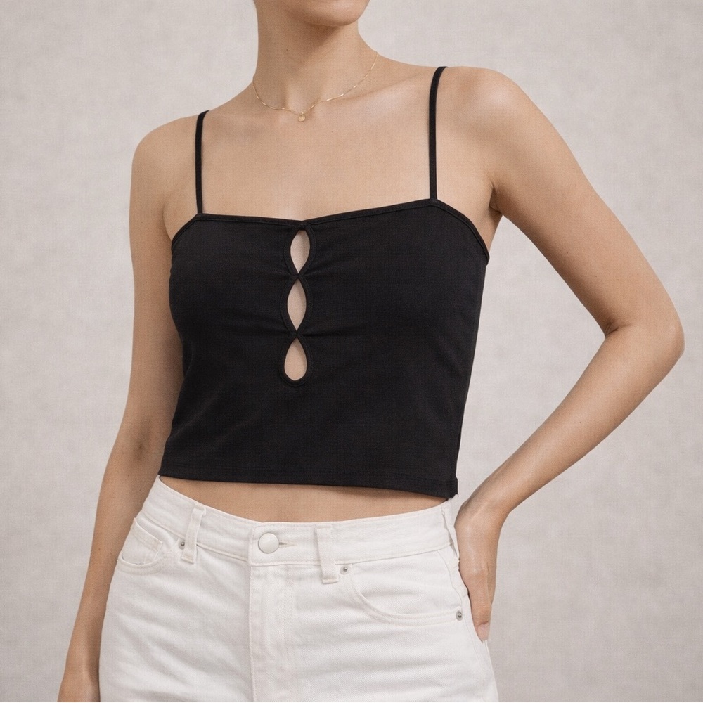 Silence+Noise 3 Peep Crop Cami 🌑